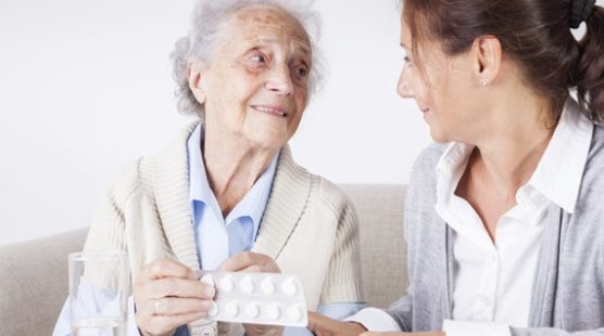 pharmacist-with-elderly-patient